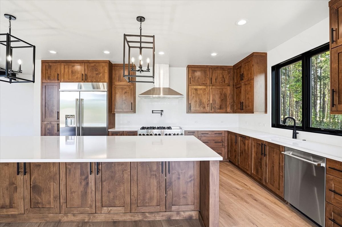 Fraser custom home - kitchen with island and pendant lighting