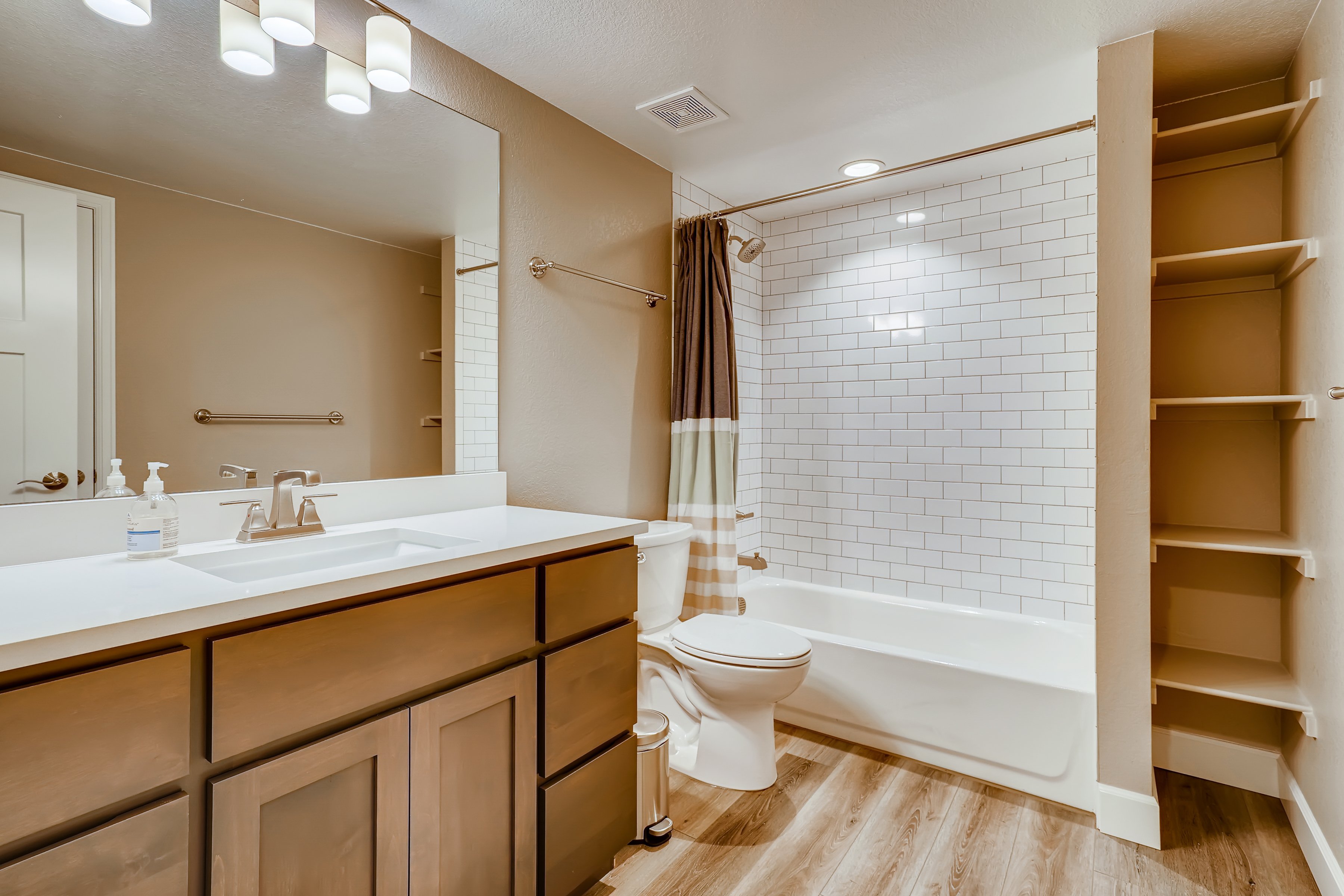 12817 W Montane Drive-print-018-011-Lower Level Primary Bathroom-3600x2400-300dpi