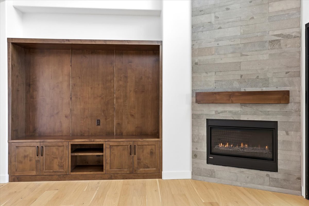 Plan 3461 great room built-in and fireplace-26