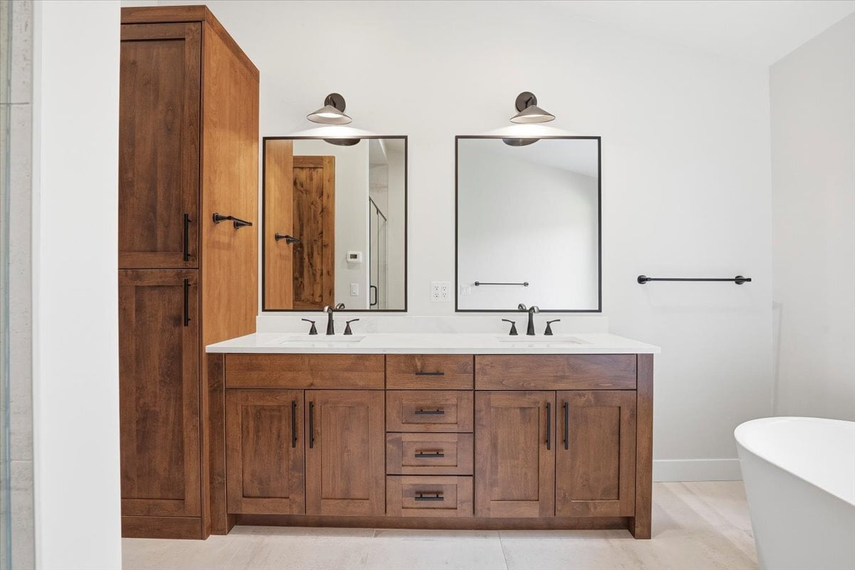 Fraser custom home - primary bathroom with double vanity and soaker tub