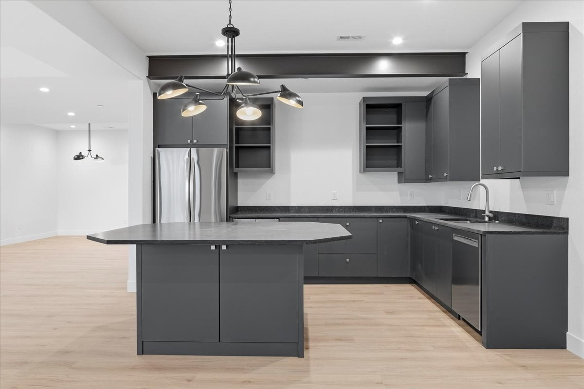 Upscale basement wet bar with island