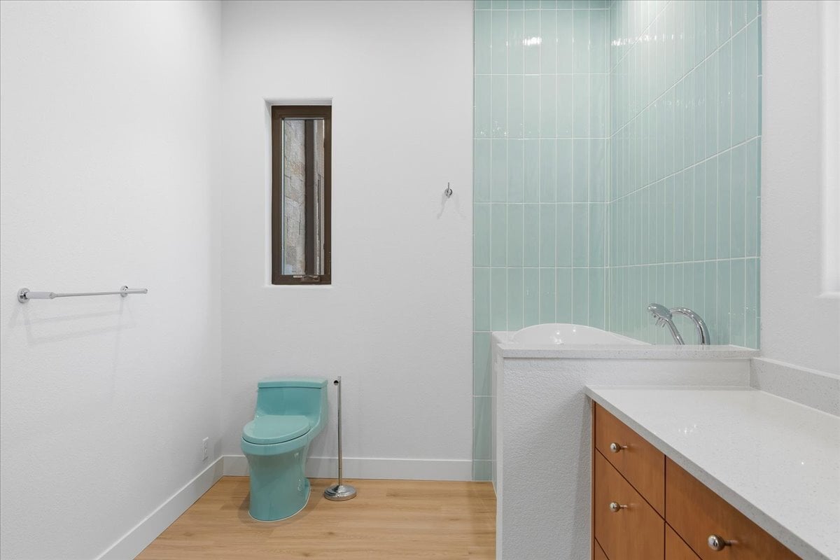 Plan 4977 primary suite bath 1
