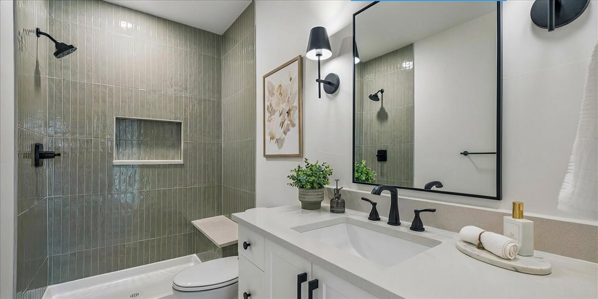 basement bath with tiled shower