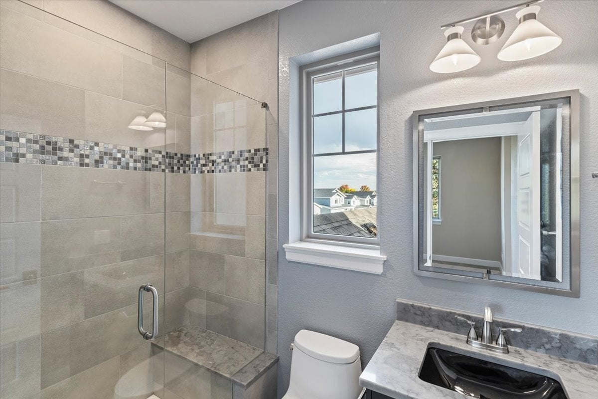 secondary bath with custom tile detail in shower