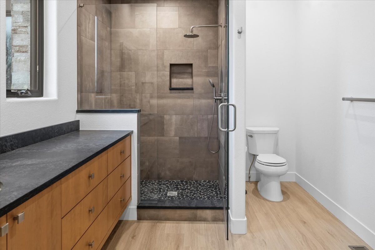 Plan 4977 primary suite bath 2