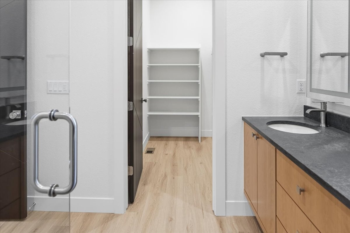 56-32 Plan 4977 primary suite bath 2