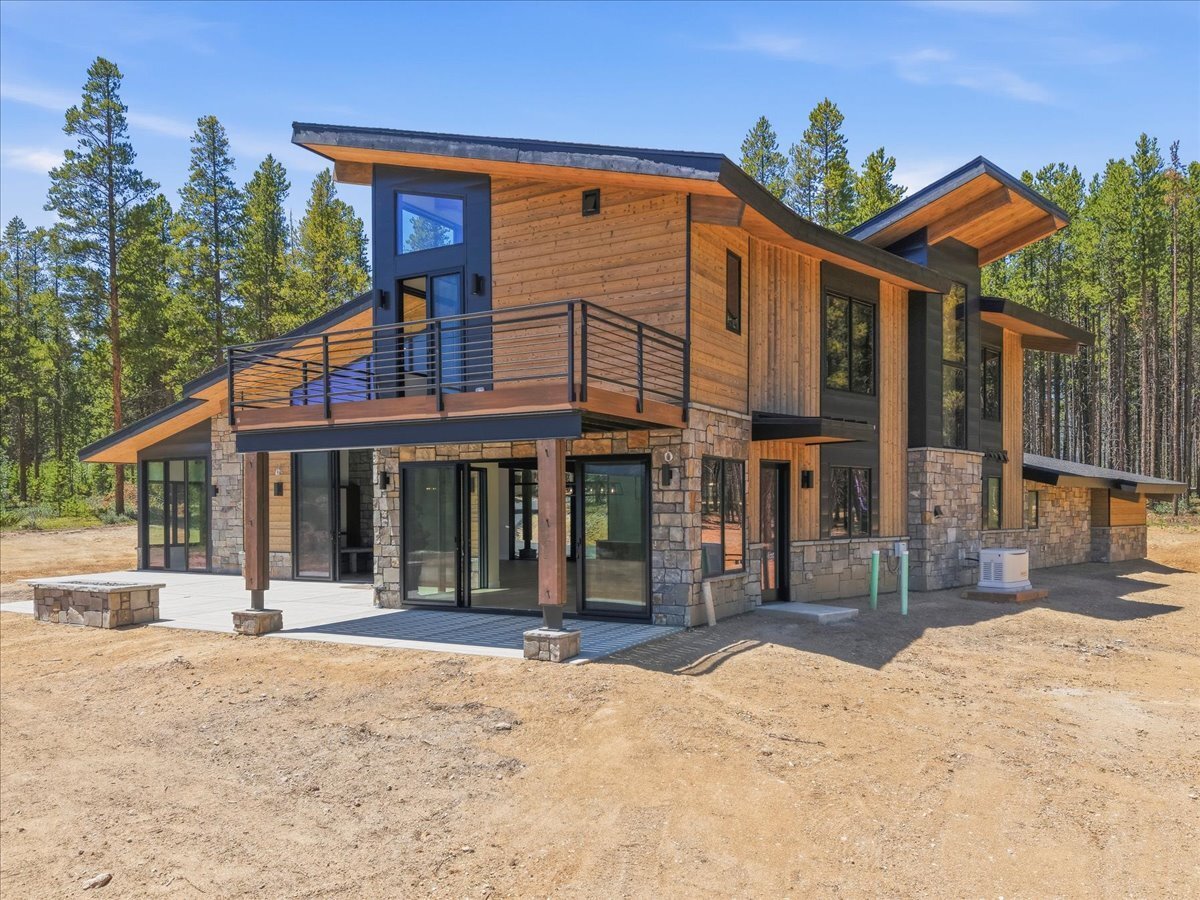 Fraser custom home - Exterior side view showing upper deck with iron horizontal railing