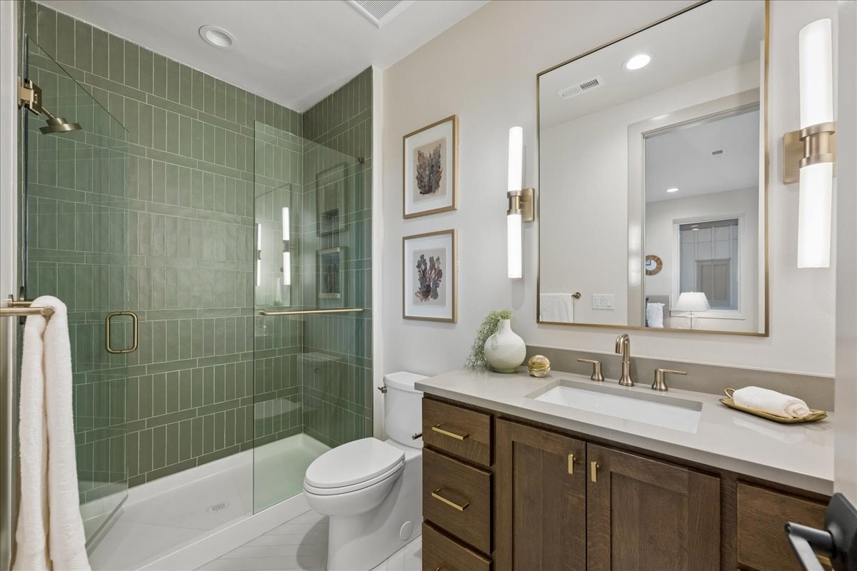upper-level secondary bathroom with tub/shower combo and single vanity
