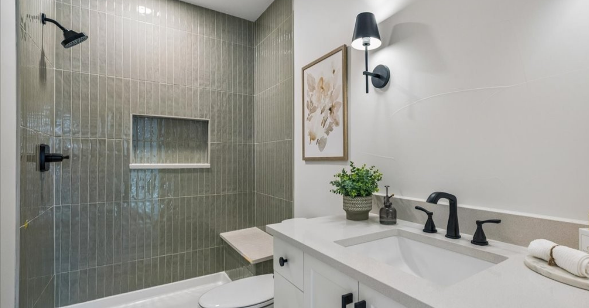basement bath with tiled shower